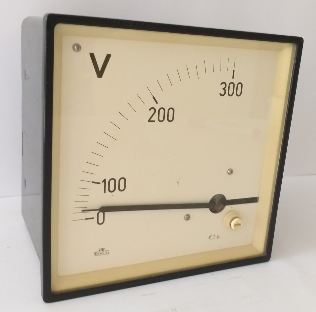 Voltímetro analógico para painel